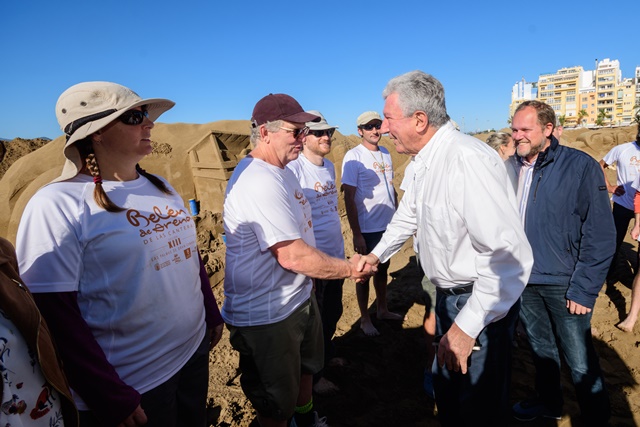 Pedro Quevedo  y José Eduardo con los escultores del Belén de arena 2018