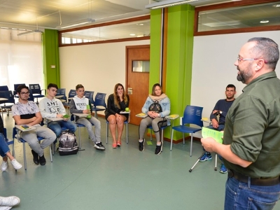 El Ayuntamiento forma a una treintena de jóvenes como presentadores y reporteros de televisión 2