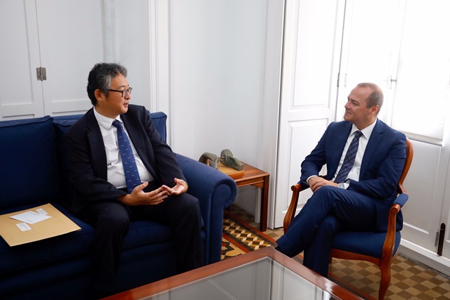 Hidalgo se reúne en las Casas Consistoriales con el cónsul de Japón en Las Palmas de Gran Canaria