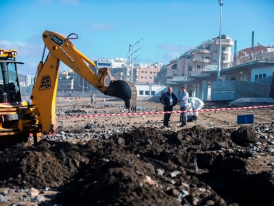 El ayuntamiento retira de Las Canteras varias tuberías vestigios de la antigua central eléctrica de La Cícer, enterradas en la arena 2