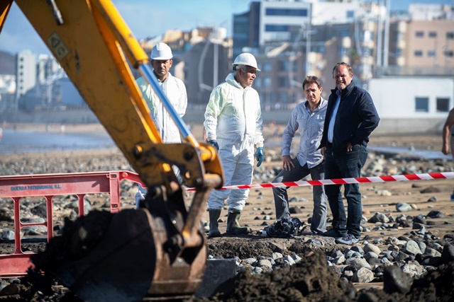 El ayuntamiento retira de Las Canteras varias tuberías vestigios de la antigua central eléctrica de La Cícer, enterradas en la arena 3