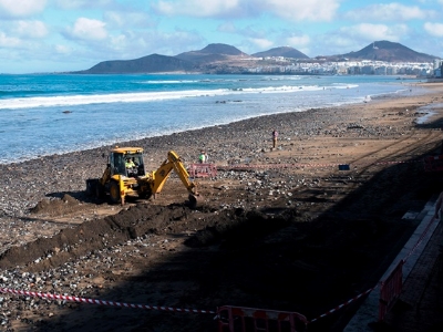 El ayuntamiento retira de Las Canteras varias tuberías vestigios de la antigua central eléctrica de La Cícer, enterradas en la arena