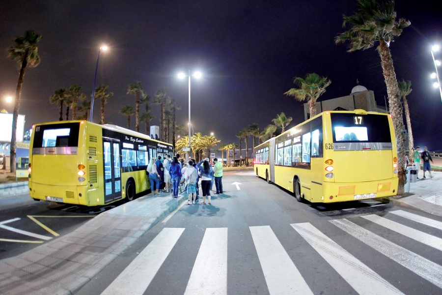 Vehículos de guaguas municipales en la salida de la línea nocturba