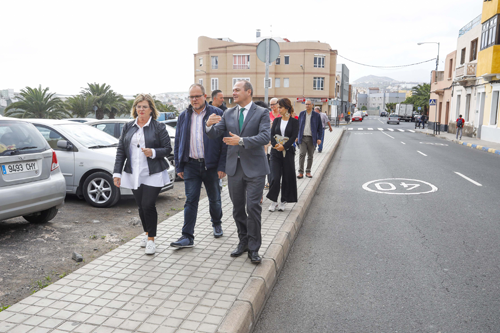 Hidalgo analiza  con vecinos de Lomo Apolinario las actuaciones realizadas para mejorar la accesibilidad en el barrio
