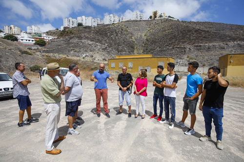 Los concejales Romero y Armas explican a los vecinos el proyecto para recuperar el campo municipal de fútbol de El Lasso