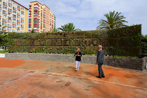 Schamann estrena en el parque Don Benito el primer gran jardín vertical de la ciudad con cerca de 900 plantas