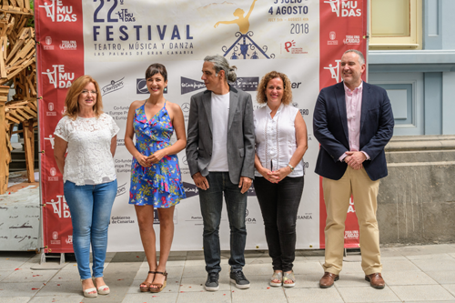 Una maleta gigante como escenario con la migración como telón de fondo será la protagonista de la primera obra canaria en salir a escena en el TEMUDAS