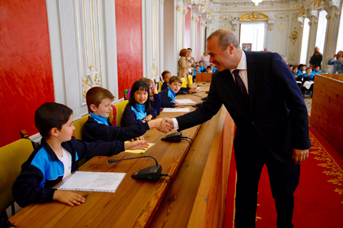 Los alumnos del CEIP Iberia exponen sus propuestas para mejorar la ciudad y la convivencia en un pleno infantil