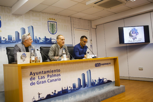 El concejal de Participación Ciudadana de Las Palmas de Gran Canaria y del Distrito Isleta-Puerto-Guanarteme, Sergio Millares, junto al presidente de la Comisión de Fiestas, David Sánchez y el periodista de RTVE, Roberto Herrera