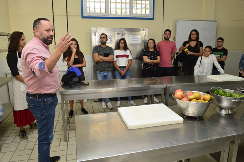El Ayuntamiento ofrece talleres gratuitos de cocina saludable a una veintena de jóvenes