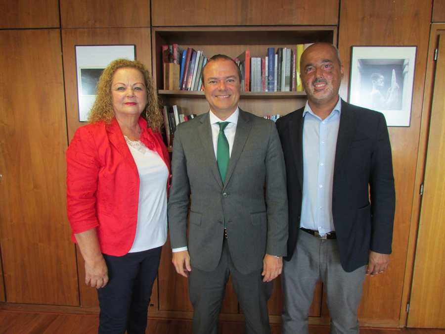 El alcalde Augusto Hidalgo mantiene un encuentro con los senadores grancanarios Nina Santana y Ramón Morales