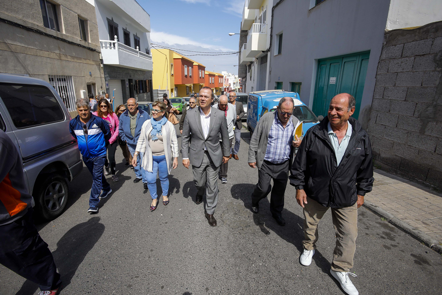 Hidalgo se reúne con los vecinos y recorre las calles de Almatriche Alto