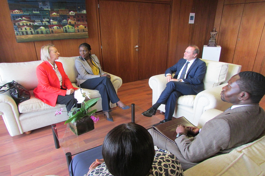 Augusto Hidalgo mantiene un encuentro con la Embajadora de la República de Senegal