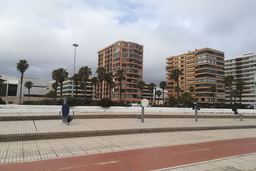 El Ayuntamiento renueva las instalaciones biosaludables de la Avenida Marítima