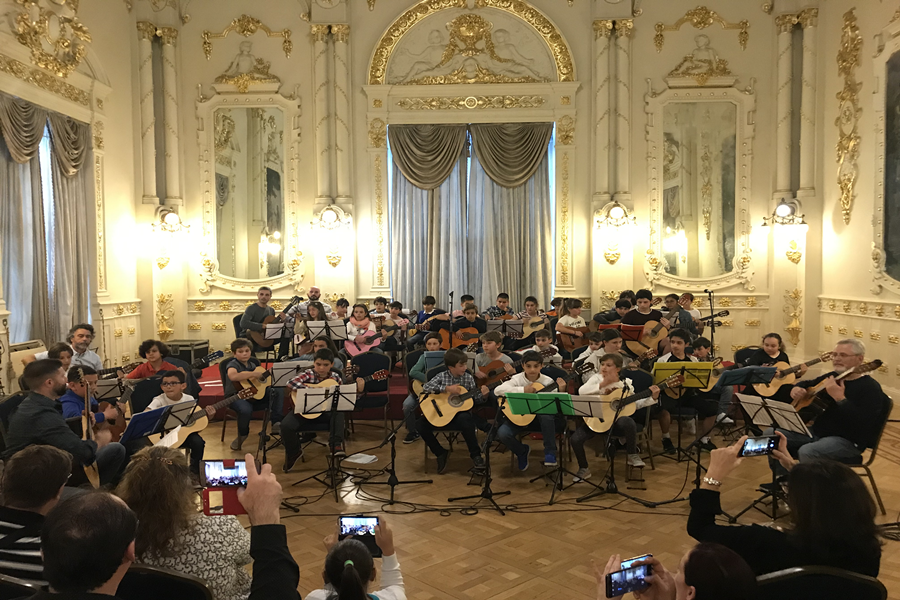 La Escuela Municipal de Música conmemora el Día Mundial de la Educación con una audición de guitarra en la que participan 60 estudiantes