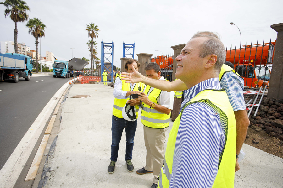 El Ayuntamiento instala las dos piezas centrales de la Pasarela del Puerto Onda Atlántica que atraviesan la avenida Marítima