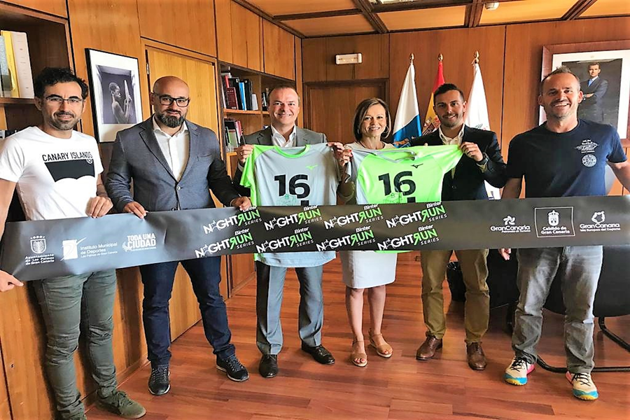 El Alcalde recibe la camiseta oficial de la Binter LPA NightRun 2019