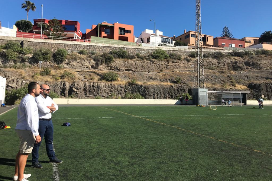 El Instituto Municipal de Deportes inicia la renovación el césped del campo de fútbol de El Batán