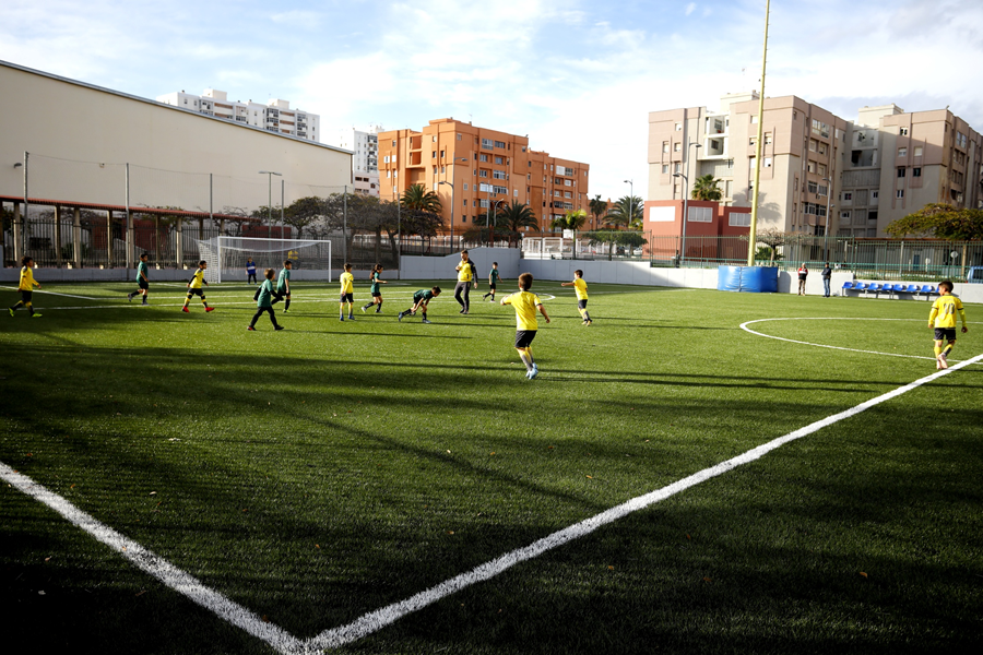 Más de 200 niños y niñas disfrutan ya de las renovadas instalaciones del campo de fútbol 8 de la