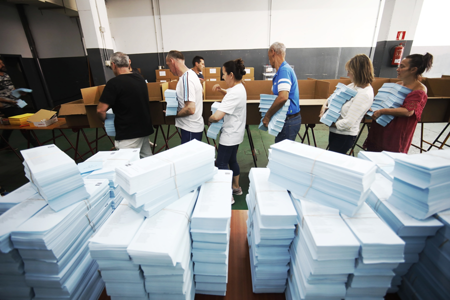 El Ayuntamiento organiza un dispositivo especial para repartir 35 millones de papeletas del 26M en 523 mesas electorales