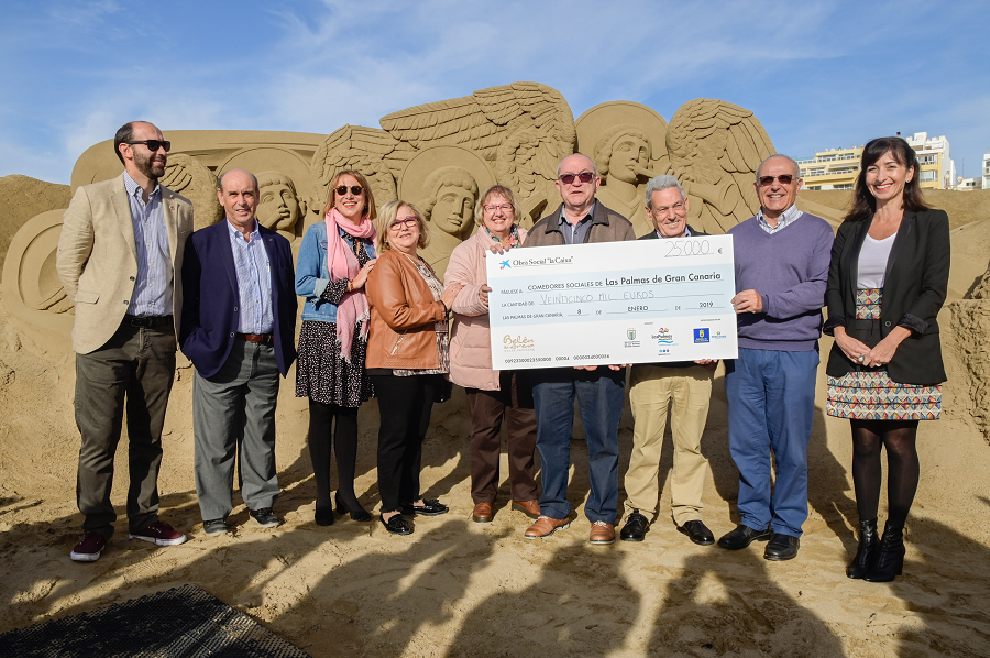 Entrega del cheque a los respresentantes de los Comedores Sociales con el donativo del dinero recaudado en el Belén de Arena