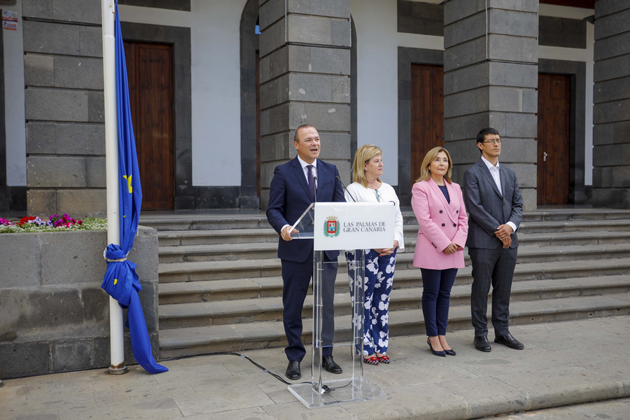 El alcalde preside la celebración del Día de Europa en la plaza de Santa Ana junto al cuerpo consular de la ciudad