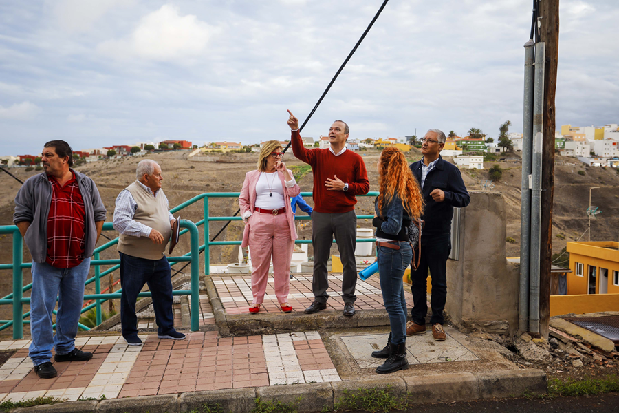 El alcalde analiza con los vecinos de El Fondillo posibles mejoras de accesibilidad y alcantarillado