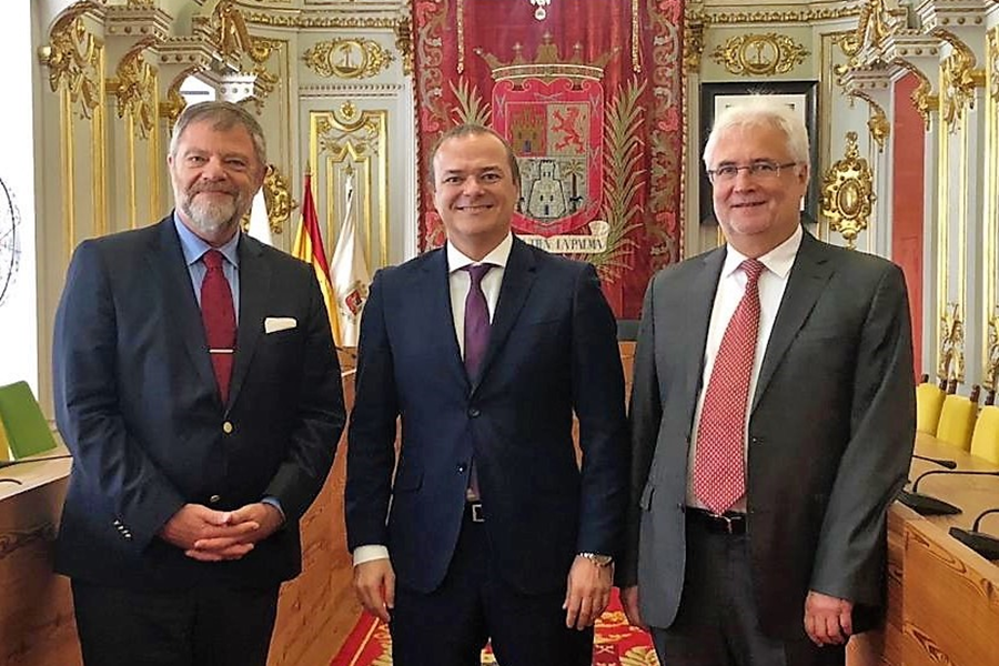 El alcalde mantiene un encuentro con el embajador de Alemania en España