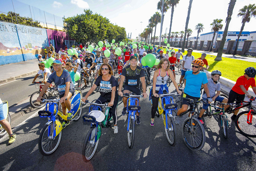 Miles de personas celebran la Fiesta de la Bici más multitudinaria de los últimos años en la capital
