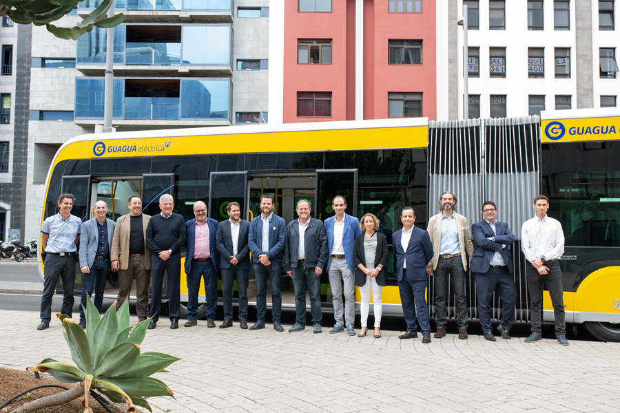 Guaguas Municipales prueba por las calles de la ciudad su primer vehículo 100% eléctrico con expertos en movilidad sostenible de la ULPGC y un grupo de ingenieros