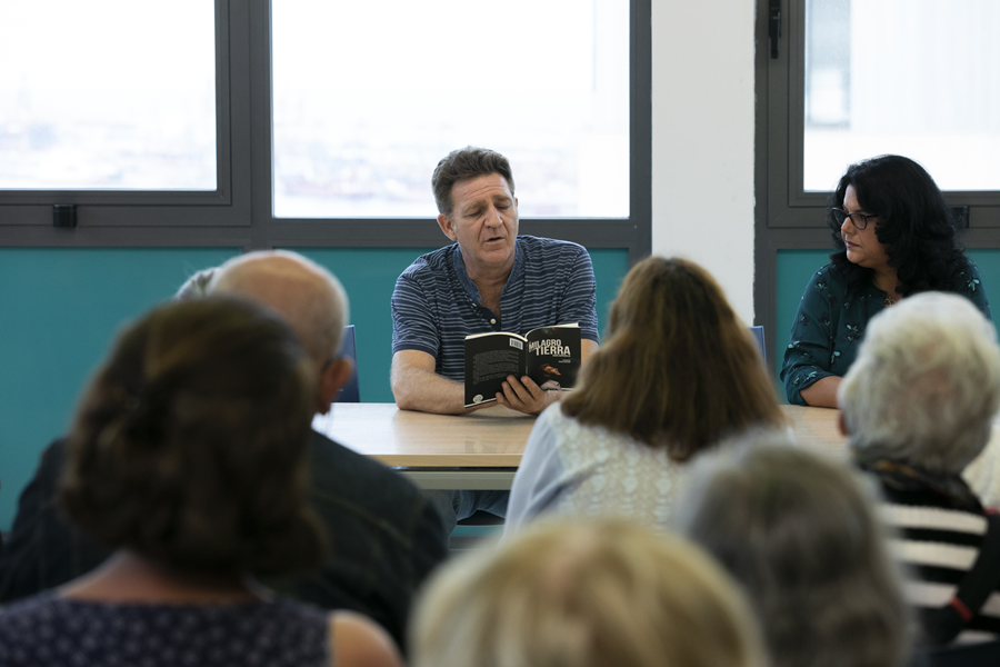 Juanjo Artero visita el Club de Lectura de la Biblioteca Dolores Campos Herrero