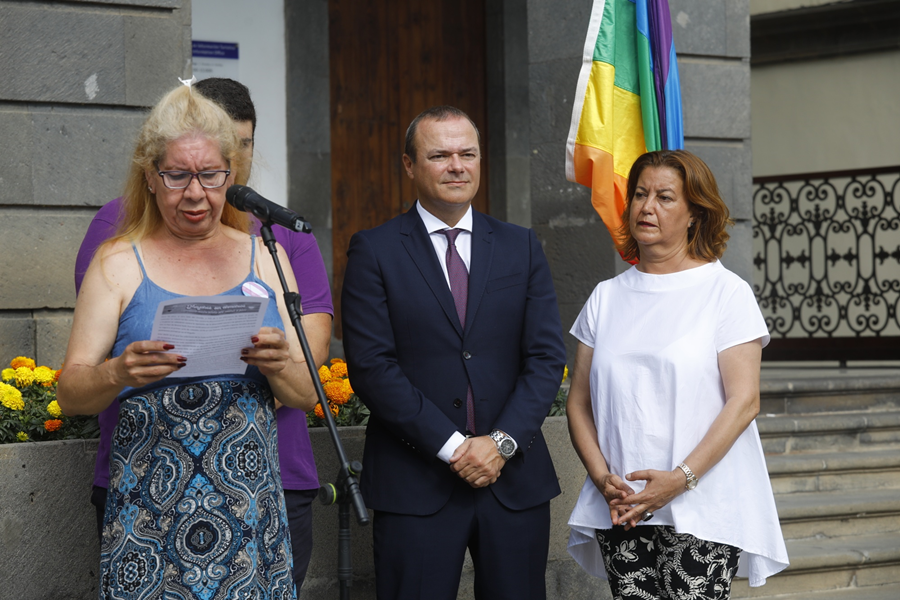 Las Casas Consistoriales se visten con la bandera LGTB para conmemorar el Día del Orgullo Gay
