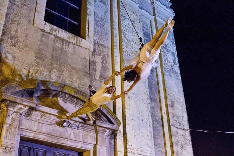 Mattatoio Sospeso presenta Los amantes del cielo, la propuesta acrobática más romántica del TEMUDAS