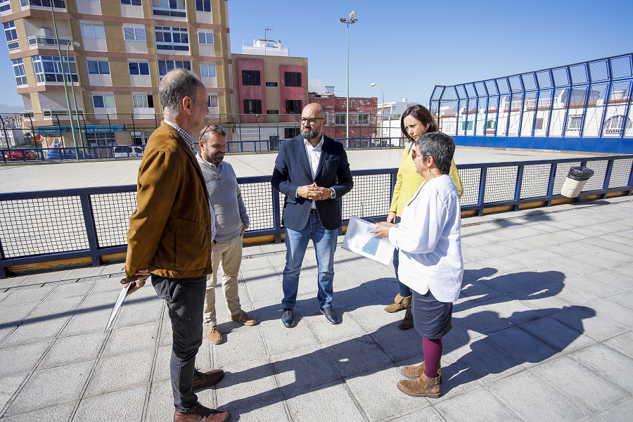 Los concejales Aridany Romero y Sergio Millares en el Polideportivo García San Román