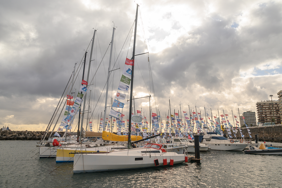 Los 83 veleros de la regata en solitario Mini-Transat celebran una jornada de entreno en la bahía de Las Palmas de Gran Canaria