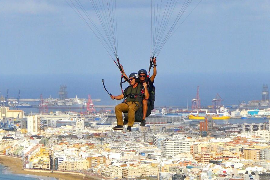 Paco Nadal explora Las Palmas de Gran Canaria y destaca el caracter urbano rodeado de mar y naturaleza de la capital