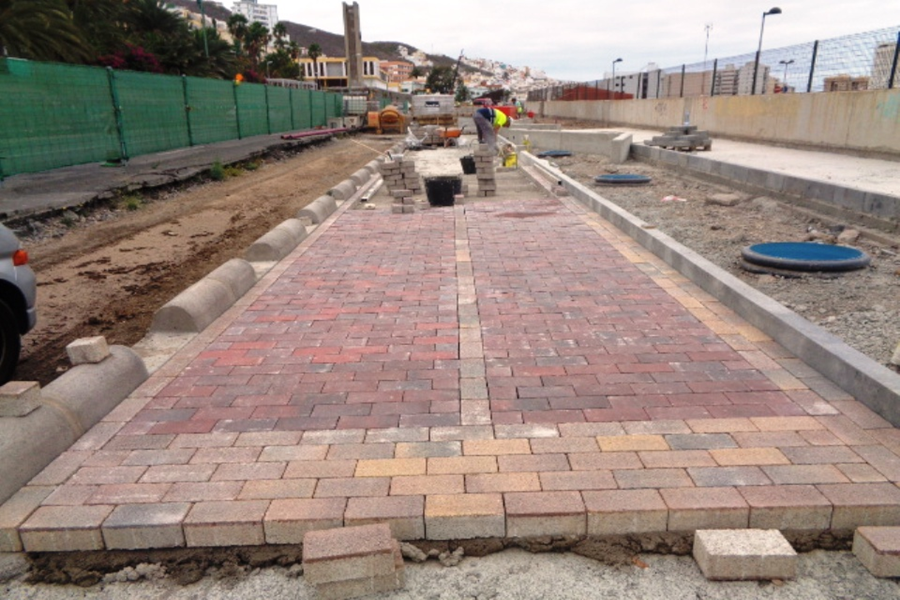 El Ayuntamiento comienza a instalar el pavimento en la obra de la Metroguagua del paseo de Blas Cabrera Felipe