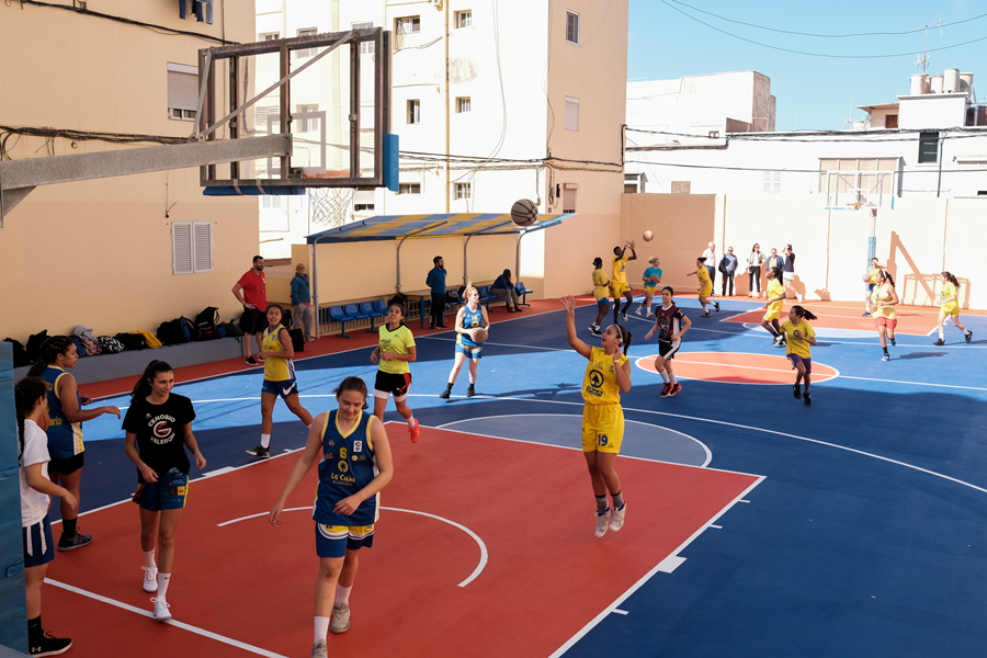 El Ayuntamiento concluye la renovación de las pistas de baloncesto  Rodríguez Monroy, en Escaleritas