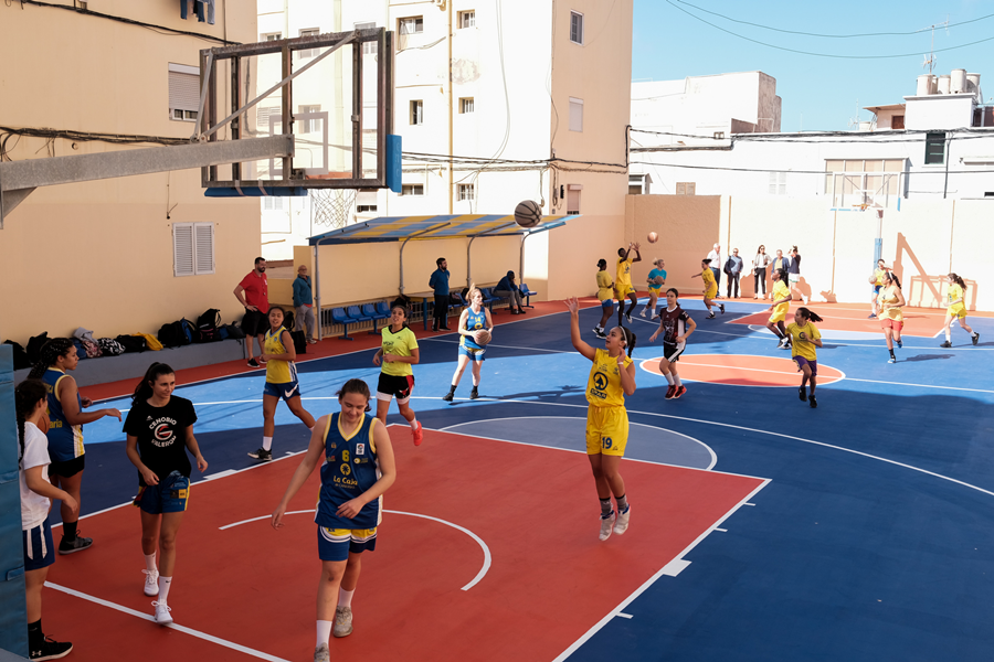 El Ayuntamiento concluye la renovación de las pistas de baloncesto Rodríguez Monroy, en Escaleritas
