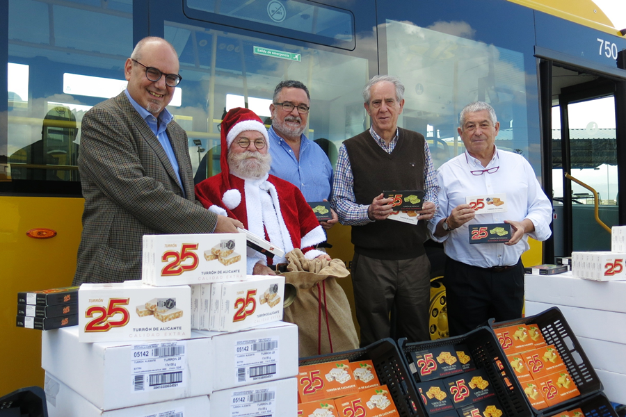 Guaguas Municipales dona 500 kilos de dulces navideños al proyecto Por un Cacho de Turrón y el Banco de Alimentos