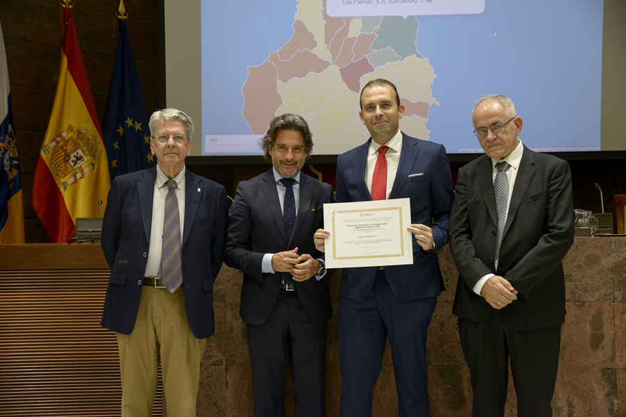 Guaguas Municipales recibe el Premio de Excelencia a la Transparencia Digital en la sede del Parlamento de Canarias