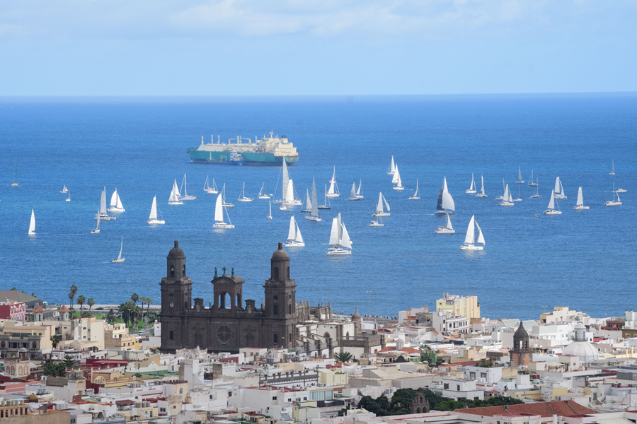 La flota de la 34 Atlantic Rally for Cruisers navega rumbo oeste tras despedirse esta mañana de Las Palmas de Gran Canaria