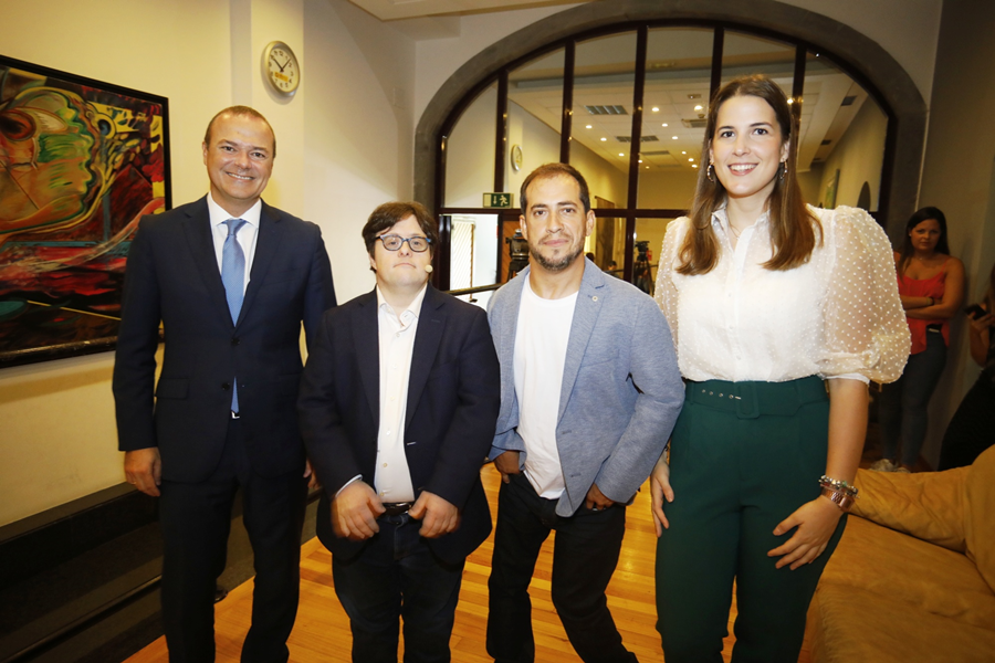 400 jóvenes de la ciudad participan en la jornada Sin límites protagonizada por Pablo Pineda y El Langui"