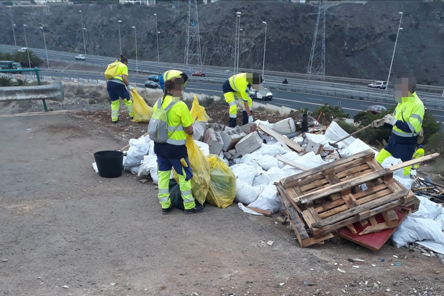 El Ayuntamiento continúa con el plan integral de limpieza en el barrio de Tenoya