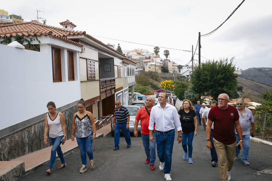 Augusto Hidalgo atiende las demandas de Dragonal Bajo y El Zardo y analiza junto a los vecinos el estado de la zona