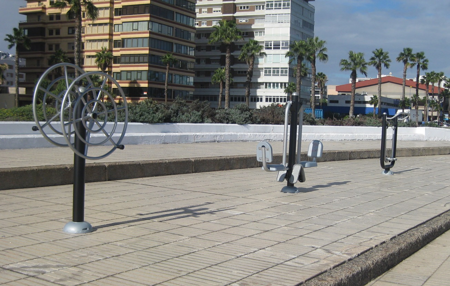 El Ayuntamiento destina 48.000 euros a renovar todos los juegos biosaludables situados en la avenida Marítima