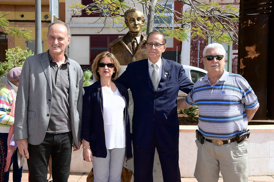 El Ayuntamiento inaugura en la Plaza del Pueblo un busto dedicado al diputado Eduardo Suárez Morales, fusilado en 1936