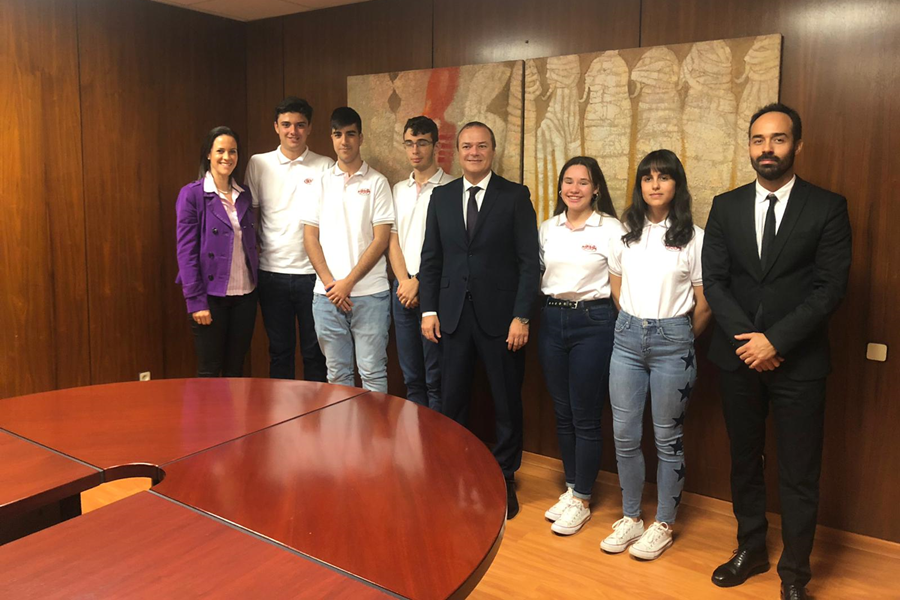 El alcalde mantiene un encuentro con los estudiantes del colegio Sagrado Corazón ganadores del premio nacional de Finanzas