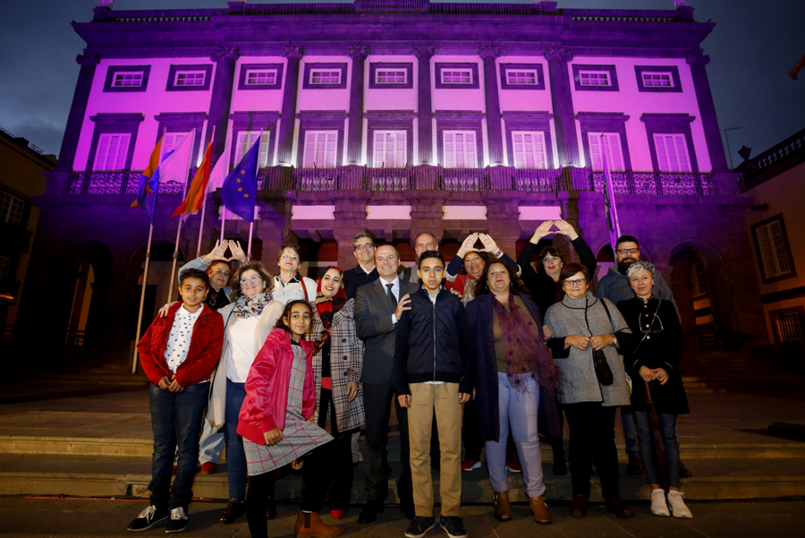 Se iluminan las Casas Consistoriales y se iza la bandera feminista en apoyo a las reivindicaciones de la huelga de mujeres del 8 de marzo