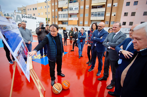 La Cícer reestrena las pistas deportivas de la Plaza Ortiz Wiot tras instalar un nuevo pavimento y renovar el vallado